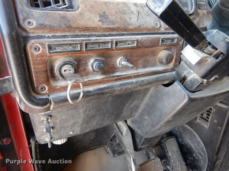 image for item JK9852 1996 Freightliner FLD112  semi truck