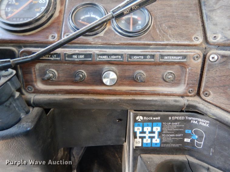 image for item JK9852 1996 Freightliner FLD112  semi truck