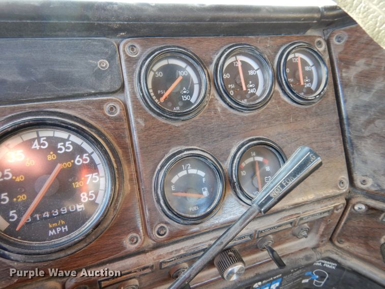 image for item JK9852 1996 Freightliner FLD112  semi truck