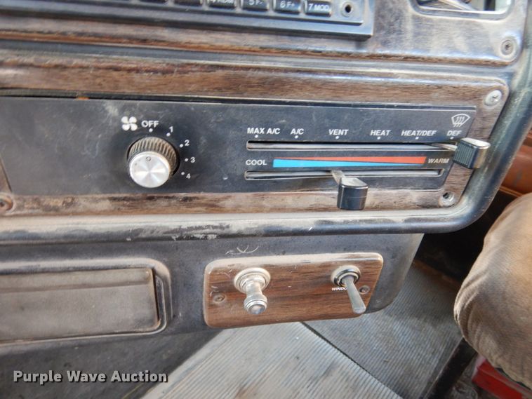 image for item JK9852 1996 Freightliner FLD112  semi truck