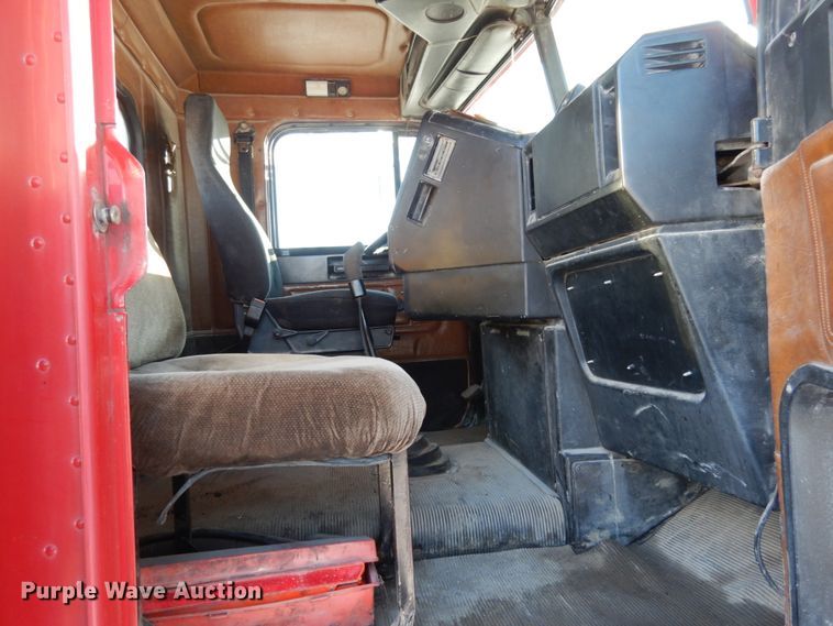 image for item JK9852 1996 Freightliner FLD112  semi truck