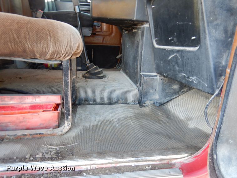 image for item JK9852 1996 Freightliner FLD112  semi truck