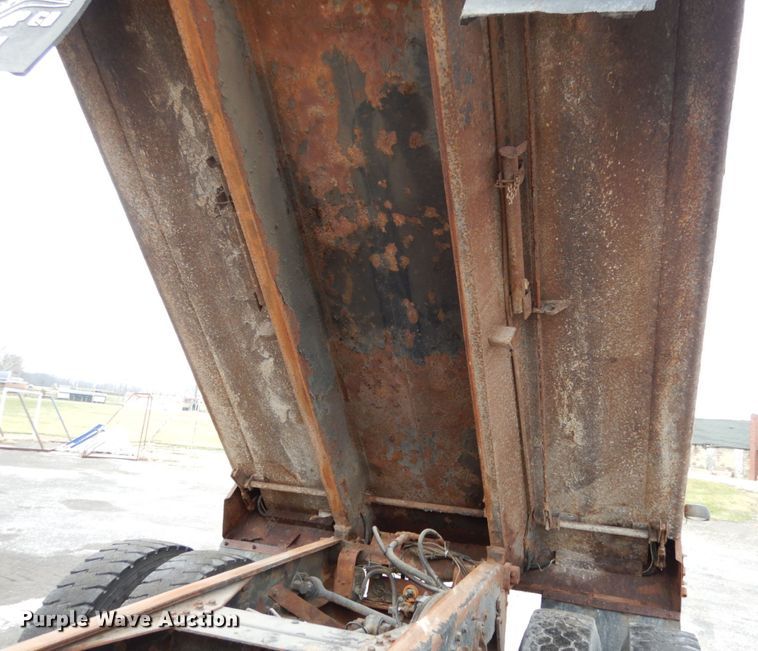 image for item JK9854 2002 International 4900  dump truck