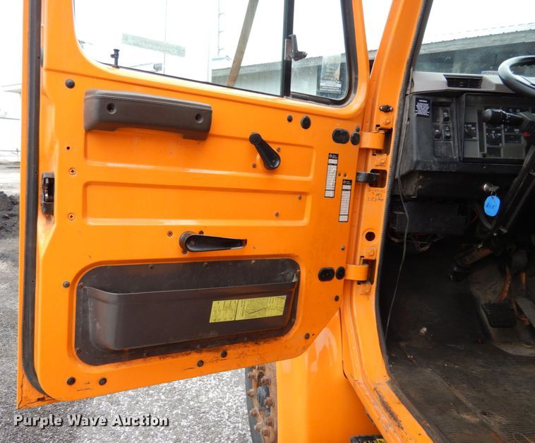 image for item JK9854 2002 International 4900  dump truck