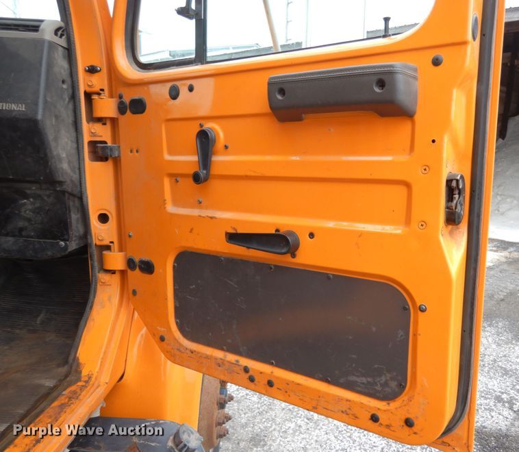 image for item JK9854 2002 International 4900  dump truck