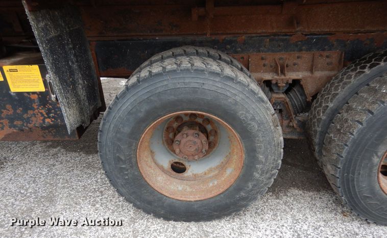 image for item JK9854 2002 International 4900  dump truck