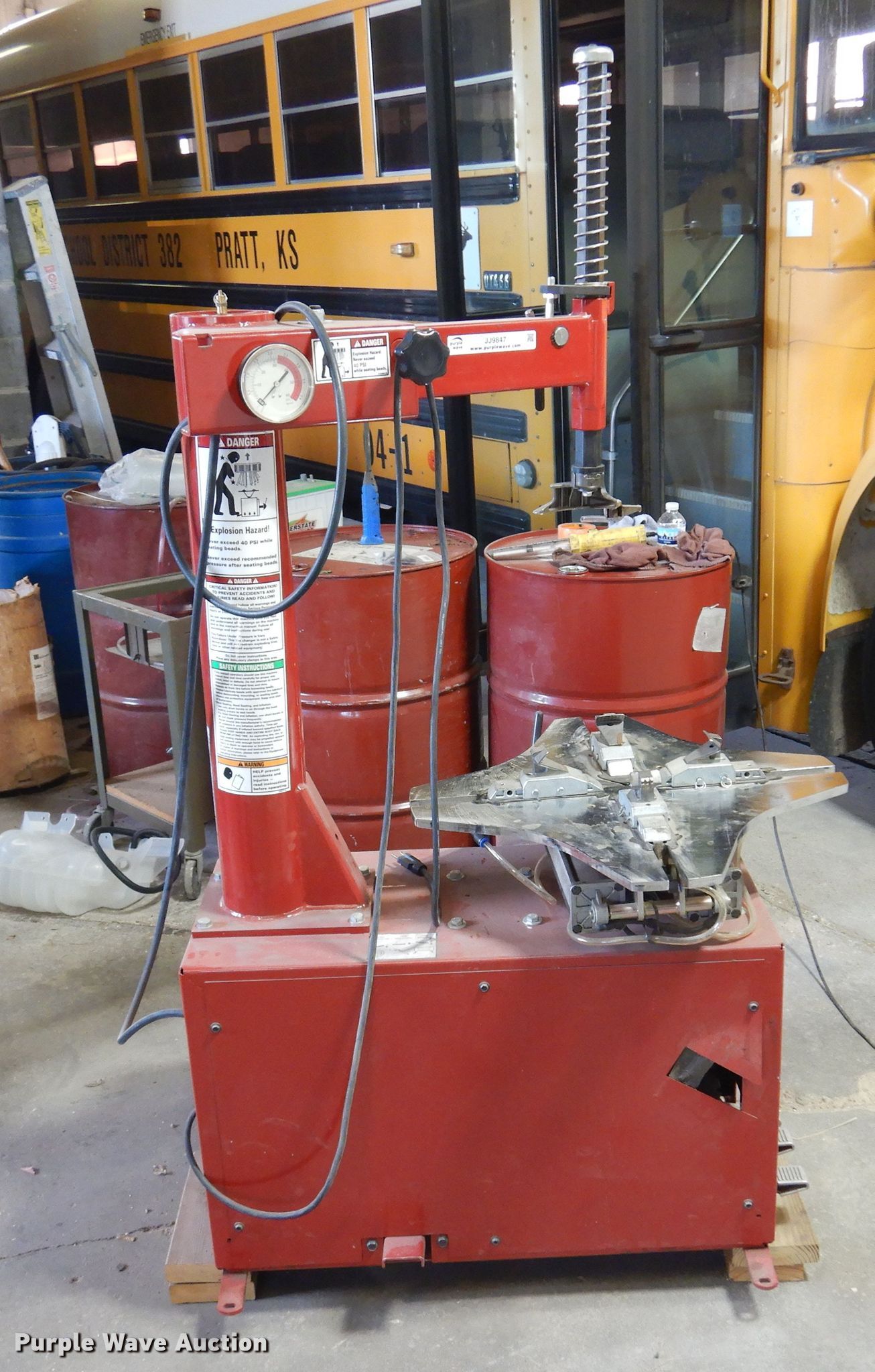 Baseline 500 tire machine in Pratt, KS Item JJ9847 sold Purple Wave