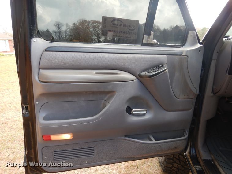 image for item DI8616 1996 Ford Bronco  SUV