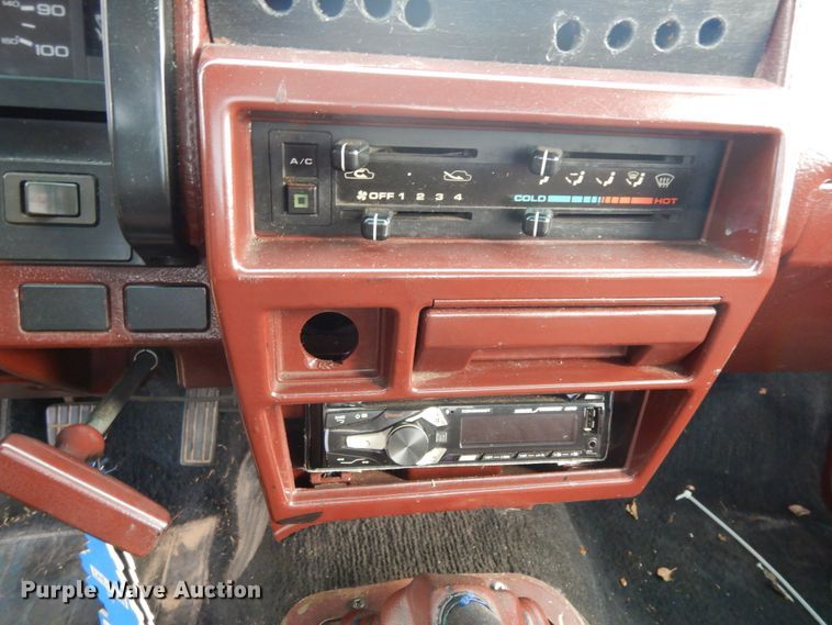 image for item DI8620 1990 Nissan  pickup truck