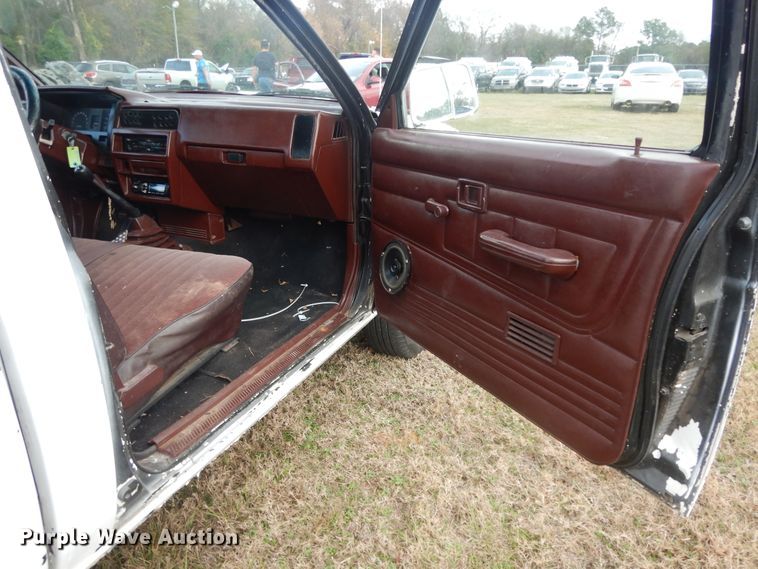 image for item DI8620 1990 Nissan  pickup truck