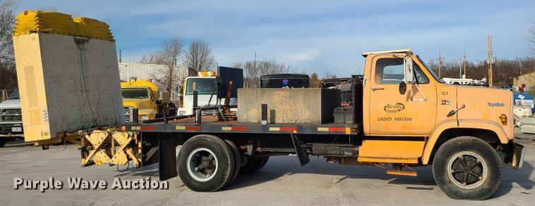 image for item DJ1625 1989 GMC C7000  flatbed truck