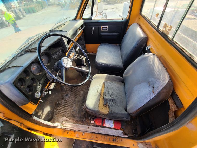 image for item DJ1625 1989 GMC C7000  flatbed truck