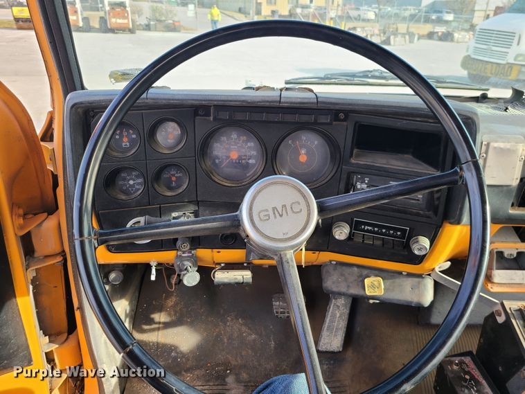 image for item DJ1625 1989 GMC C7000  flatbed truck