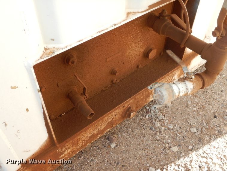 image for item DJ8904 2000  fuel tank