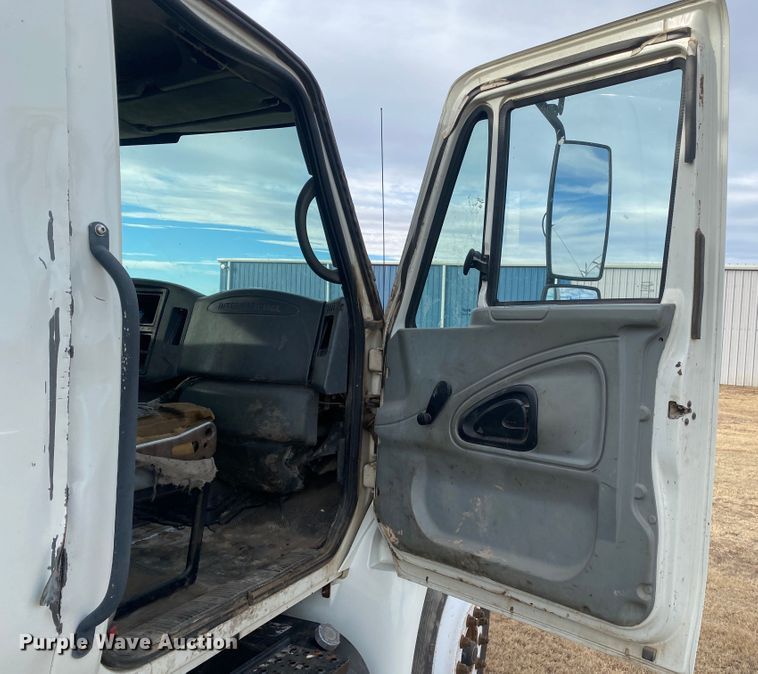 image for item DL1330 2007 International 4300  Crew Cab flatbed truck