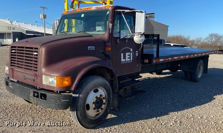 image for item DL6809 2002 International 4700  flatbed truck
