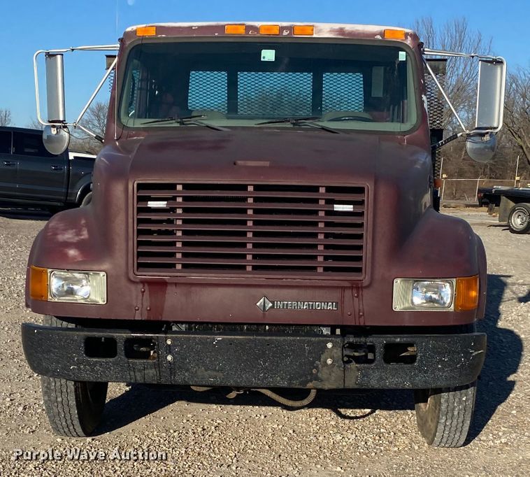 image for item DL6809 2002 International 4700  flatbed truck
