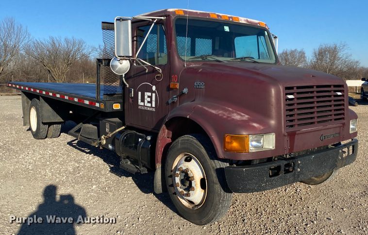 image for item DL6809 2002 International 4700  flatbed truck