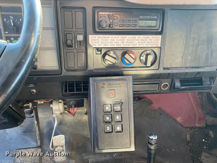 image for item DL6809 2002 International 4700  flatbed truck