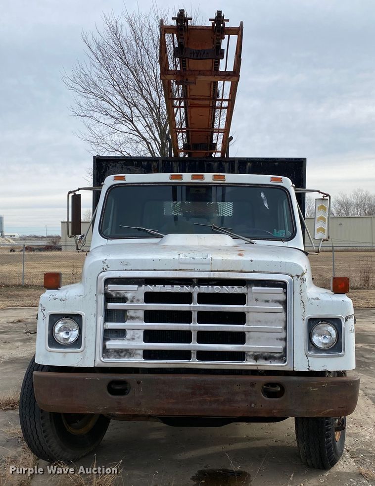 image for item DL6829 1983 International 1724  shingle conveyor truck