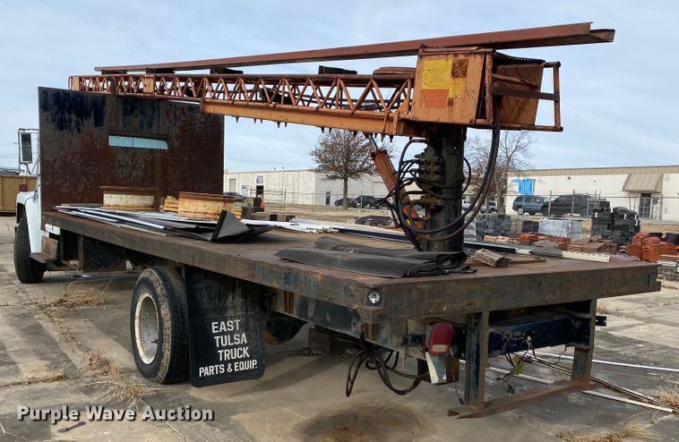 image for item DL6829 1983 International 1724  shingle conveyor truck