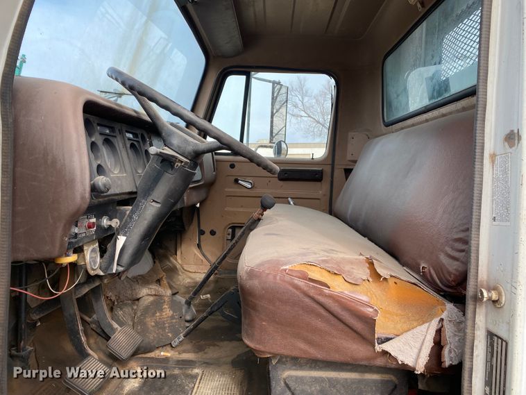 image for item DL6829 1983 International 1724  shingle conveyor truck