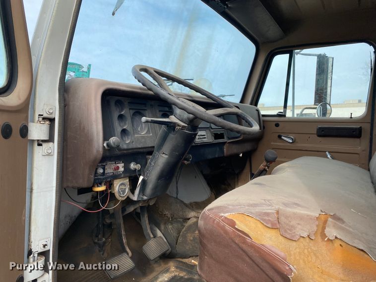 image for item DL6829 1983 International 1724  shingle conveyor truck