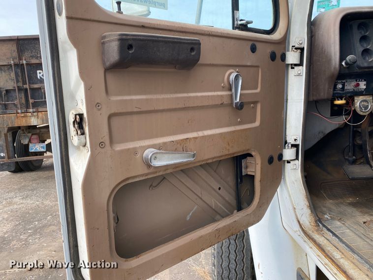 image for item DL6829 1983 International 1724  shingle conveyor truck