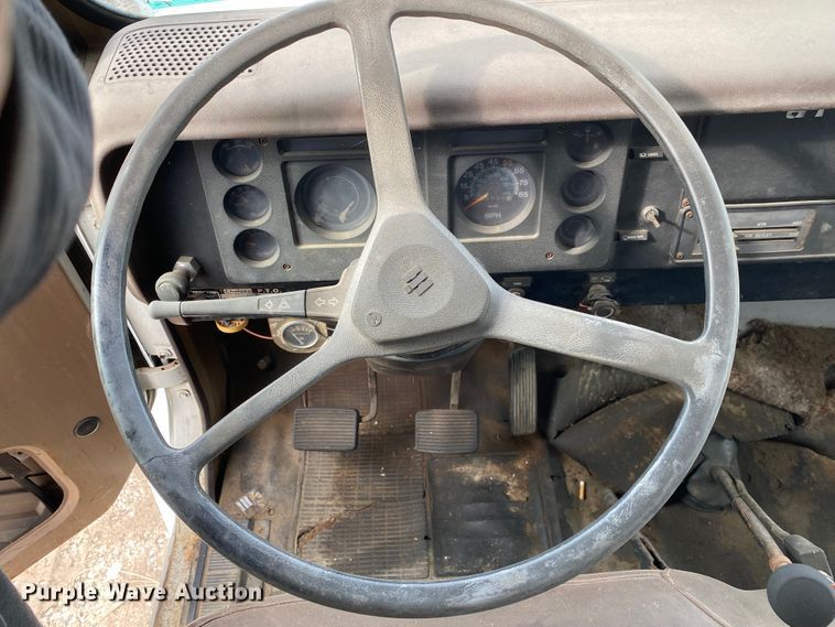 image for item DL6829 1983 International 1724  shingle conveyor truck