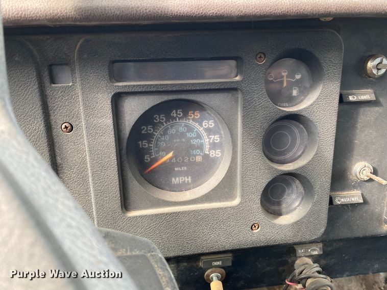 image for item DL6829 1983 International 1724  shingle conveyor truck