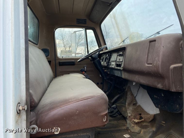 image for item DL6829 1983 International 1724  shingle conveyor truck