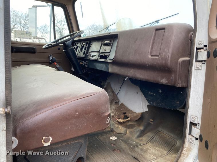 image for item DL6829 1983 International 1724  shingle conveyor truck