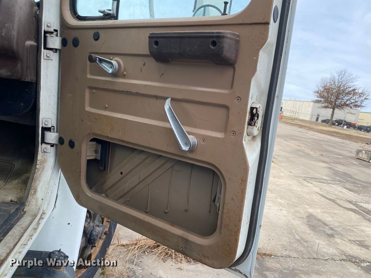 image for item DL6829 1983 International 1724  shingle conveyor truck