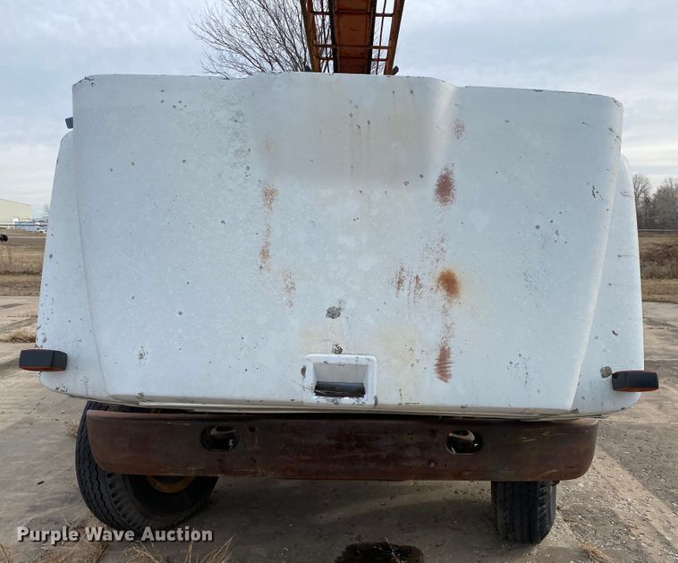 image for item DL6829 1983 International 1724  shingle conveyor truck