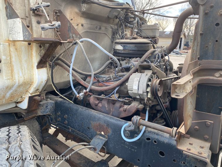 image for item DL6829 1983 International 1724  shingle conveyor truck