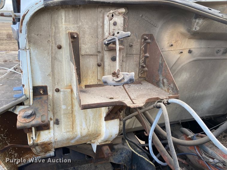 image for item DL6829 1983 International 1724  shingle conveyor truck