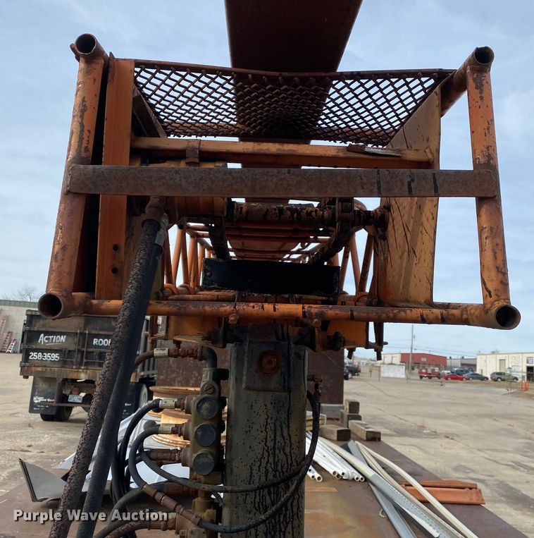 image for item DL6829 1983 International 1724  shingle conveyor truck