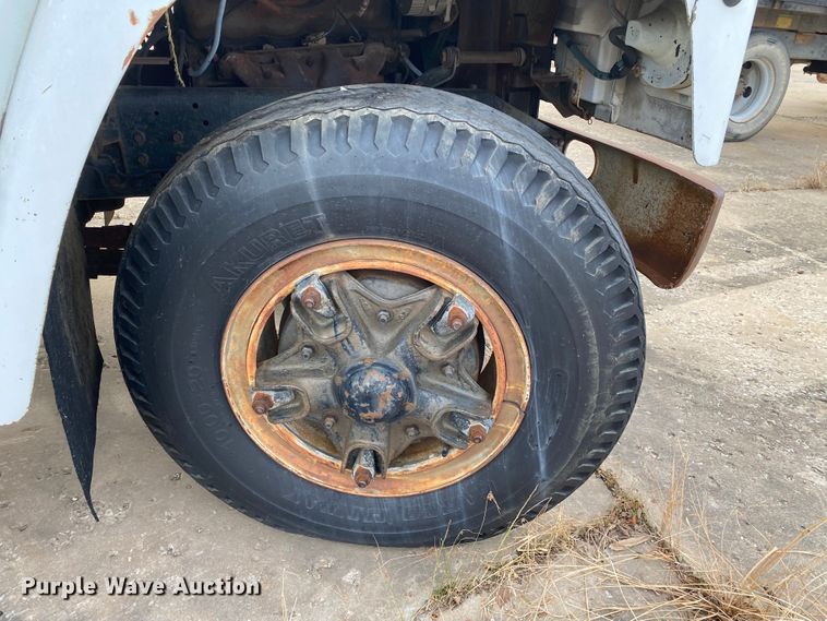 image for item DL6829 1983 International 1724  shingle conveyor truck