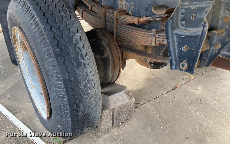 image for item DL6829 1983 International 1724  shingle conveyor truck