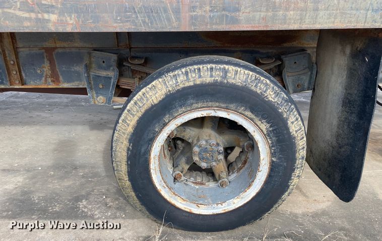 image for item DL6829 1983 International 1724  shingle conveyor truck