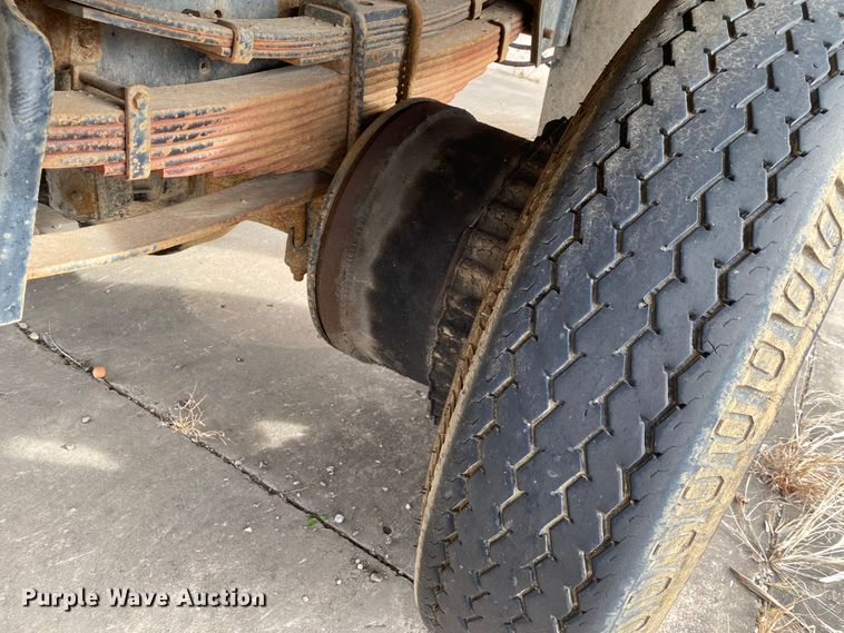 image for item DL6829 1983 International 1724  shingle conveyor truck