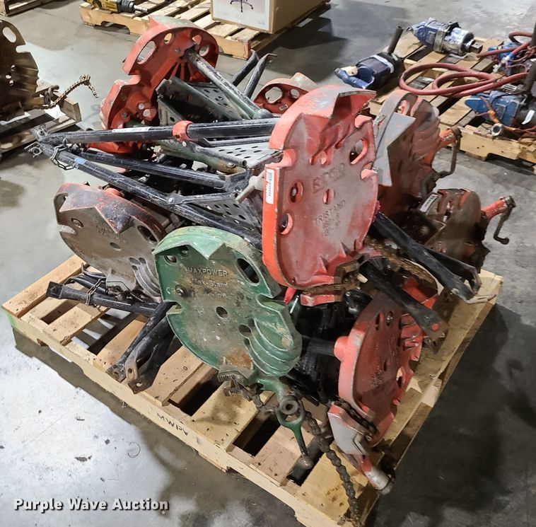 image for item GB9139 Approximately 15 pipe threading stands