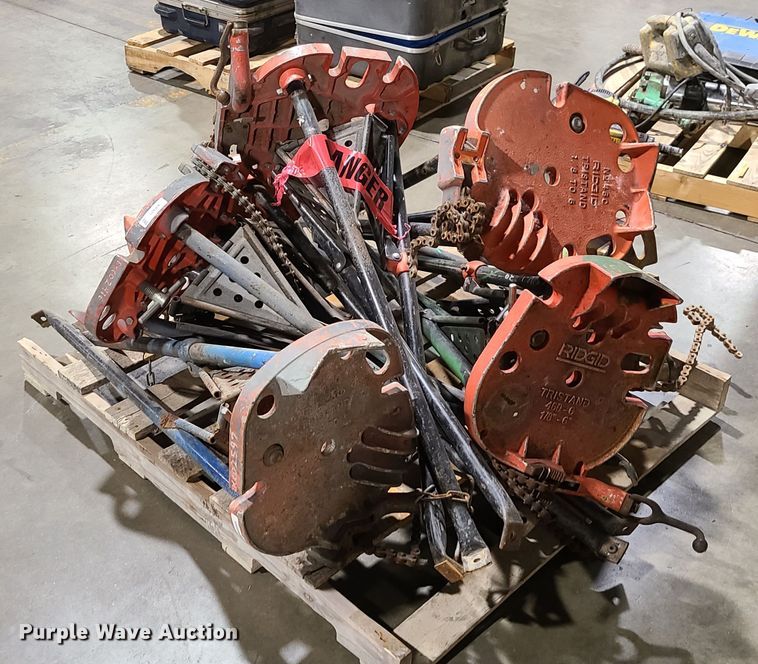 image for item GB9139 Approximately 15 pipe threading stands