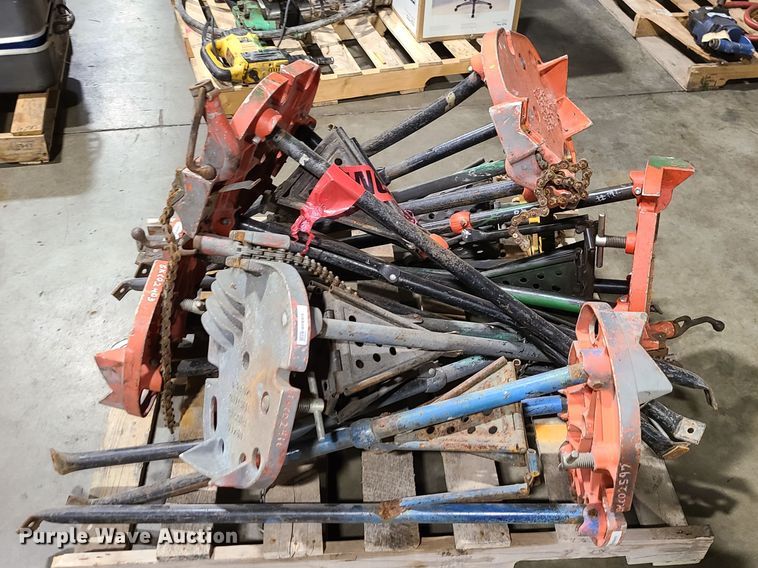 image for item GB9139 Approximately 15 pipe threading stands