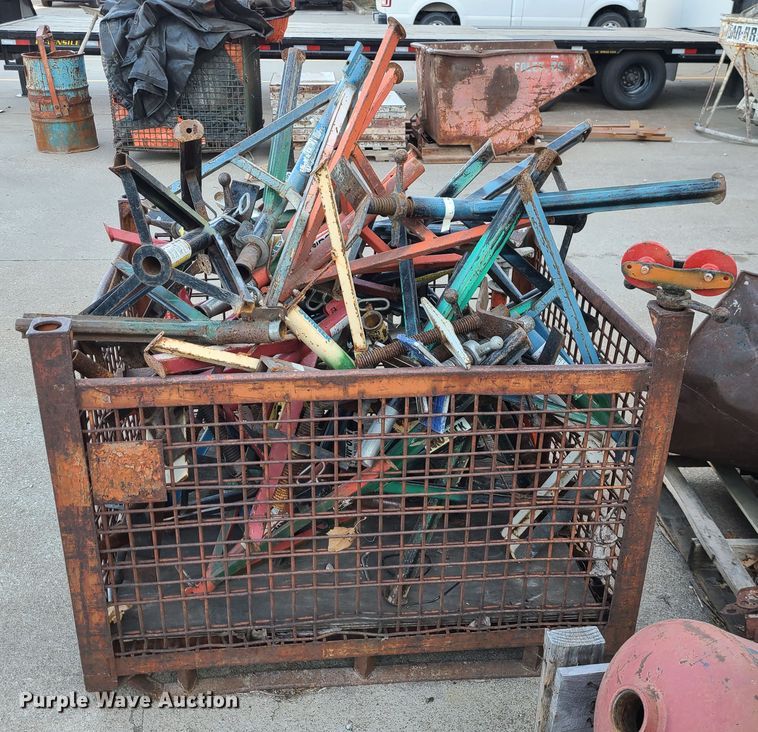 image for item GB9155 Approximately 30 pipe stands