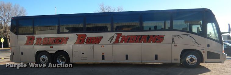 image for item HU9364 2001 MCI E4500  coach bus