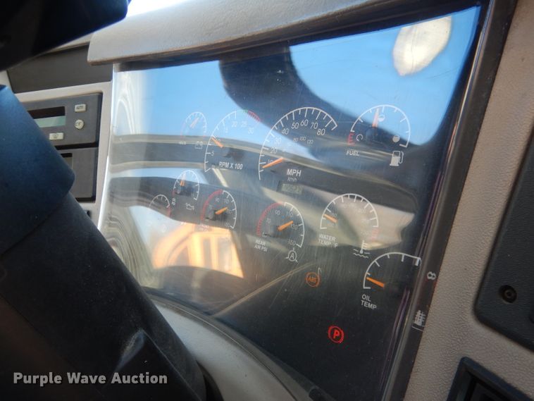 image for item HU9364 2001 MCI E4500  coach bus