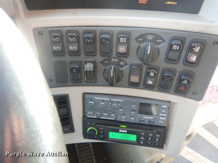 image for item HU9364 2001 MCI E4500  coach bus