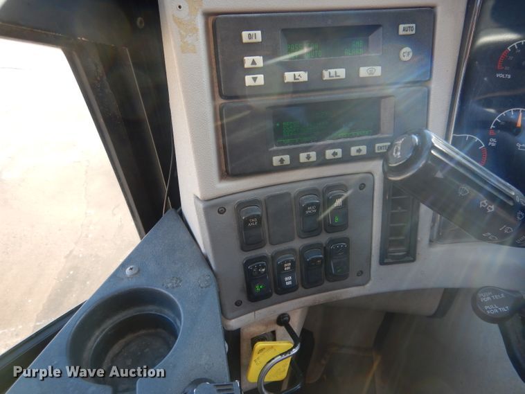 image for item HU9364 2001 MCI E4500  coach bus