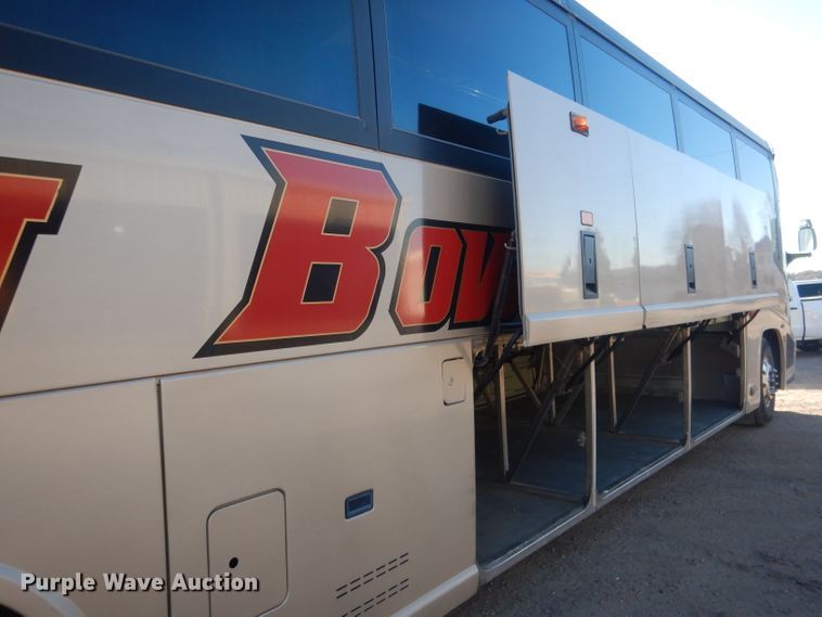 image for item HU9364 2001 MCI E4500  coach bus